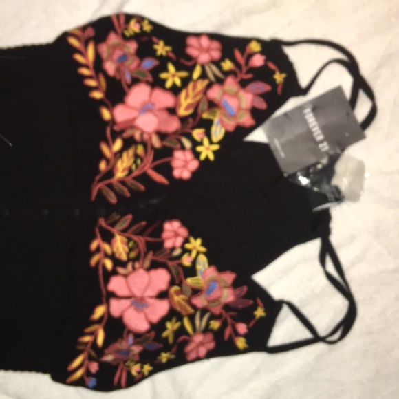 Black crop top with flowers - Picture 3 of 4